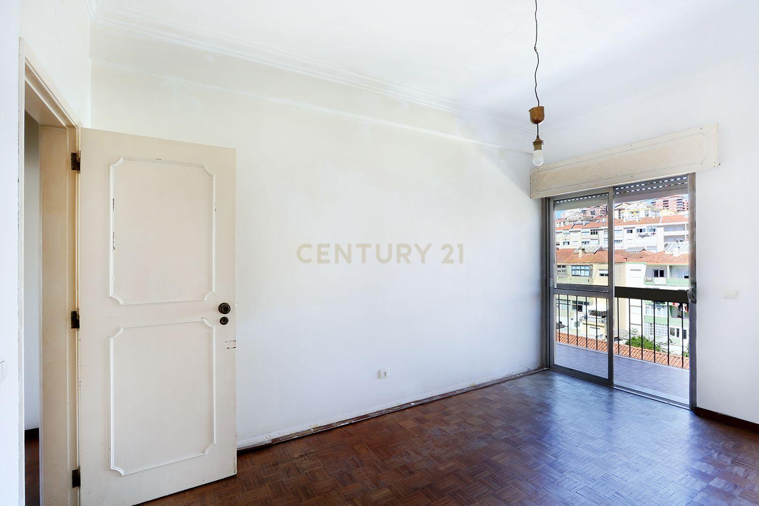Fotografia 12 de Apartamento T2 com excelente localização entre Mercês e Mem Martins.