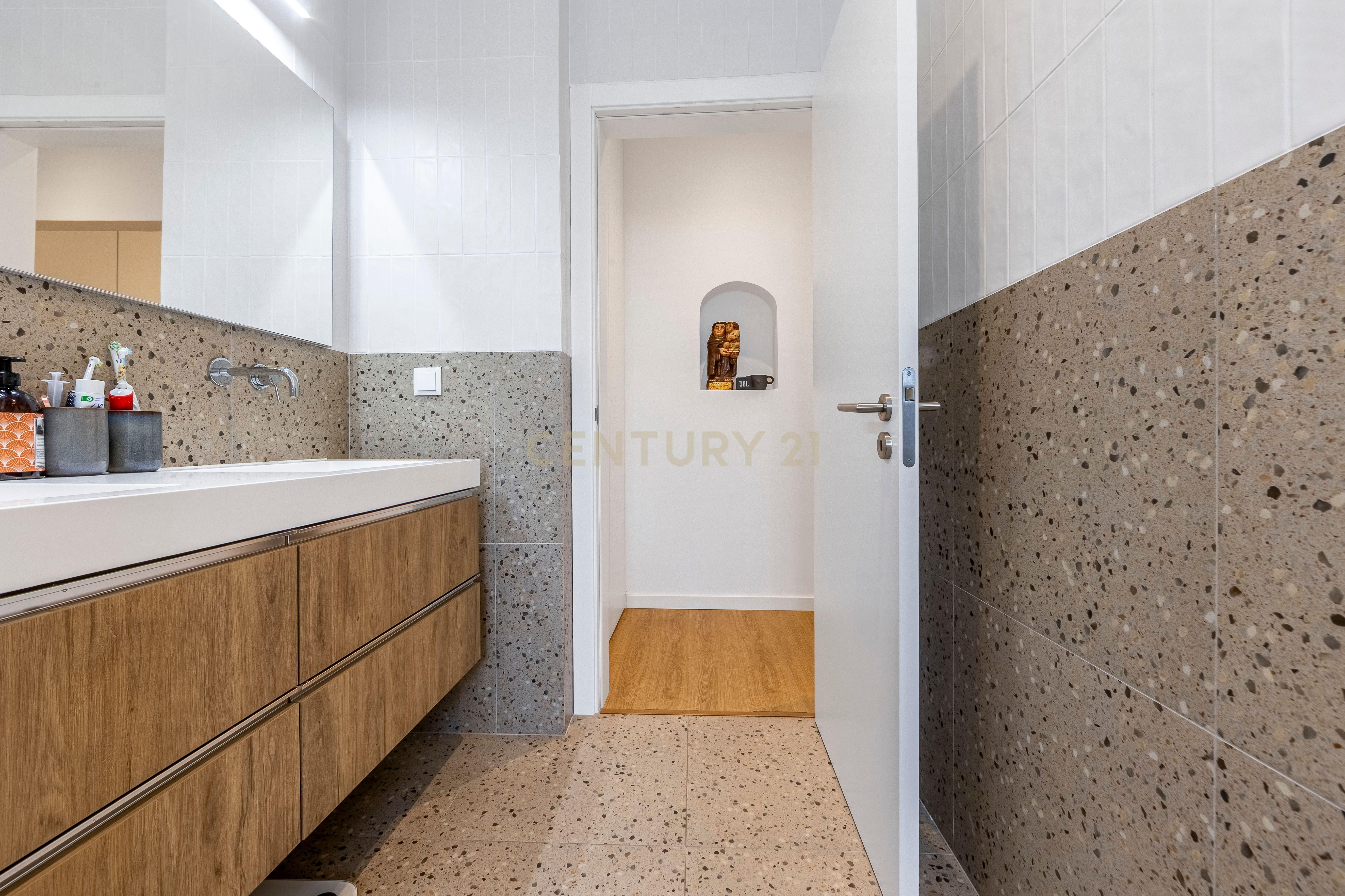 Fotografia 7 de Apartamento T3 Renovado com Terraço - Estrada de Benfica, Lisboa