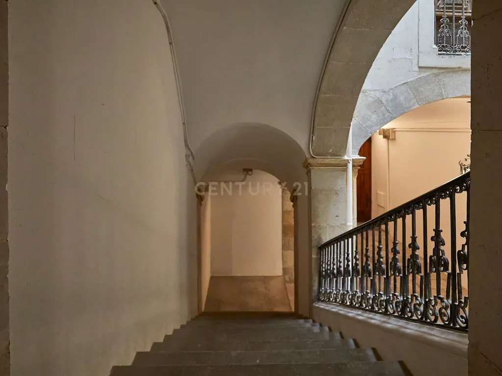 Duplex Espetacular em Barcelona, Cataluña - 463m² de Potencial - Image 12