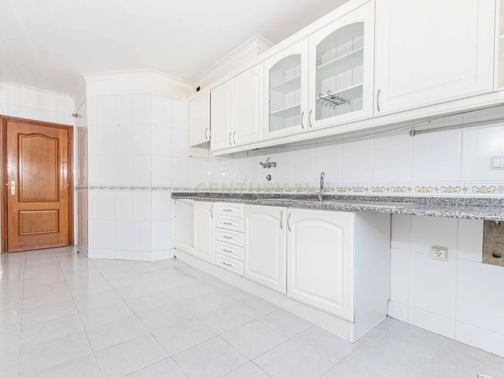 Apartamento T3 com varandas e Estacionamento | Cavaleira – Algueirão Mem Martins - Image 4