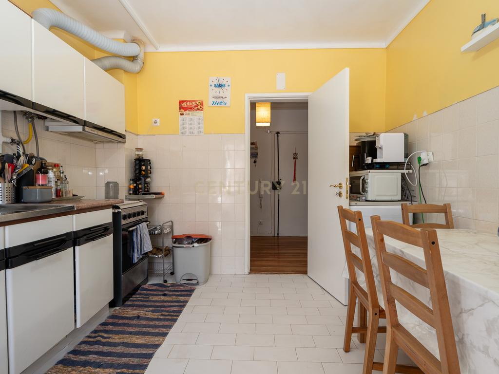 🏡 Oportunidade única: T2 espaçoso, com  varanda e localização privilegiada! - Image 10