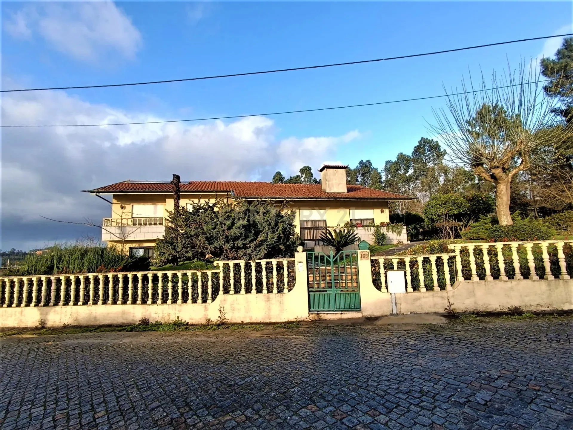 Fotografia 3 de Grande moradia térrea, em Santo Tirso com área de lazer, anexo, jardim e terreno agrícola, Porto