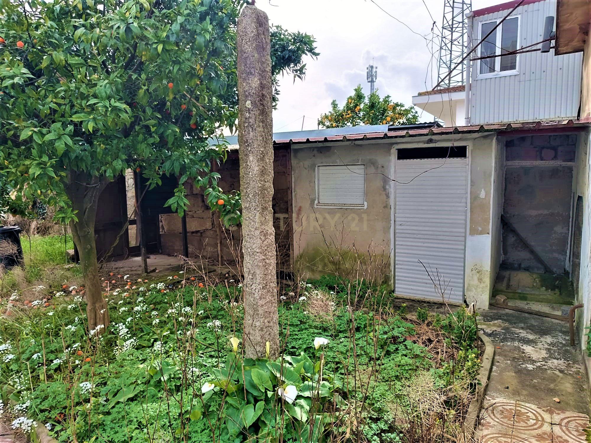 Moradia bifamiliar com cinco quartos, terreno e água para reconstrução no coração da Cidade da Maia, em Gueifaes - Image 32