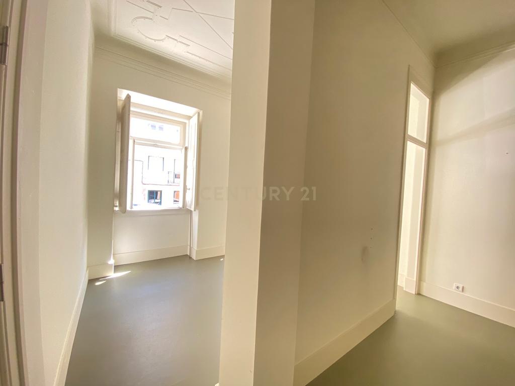 Apartamento T2 no centro de Lisboa - São Vicente, com um pequeno logradouro. - Image 9