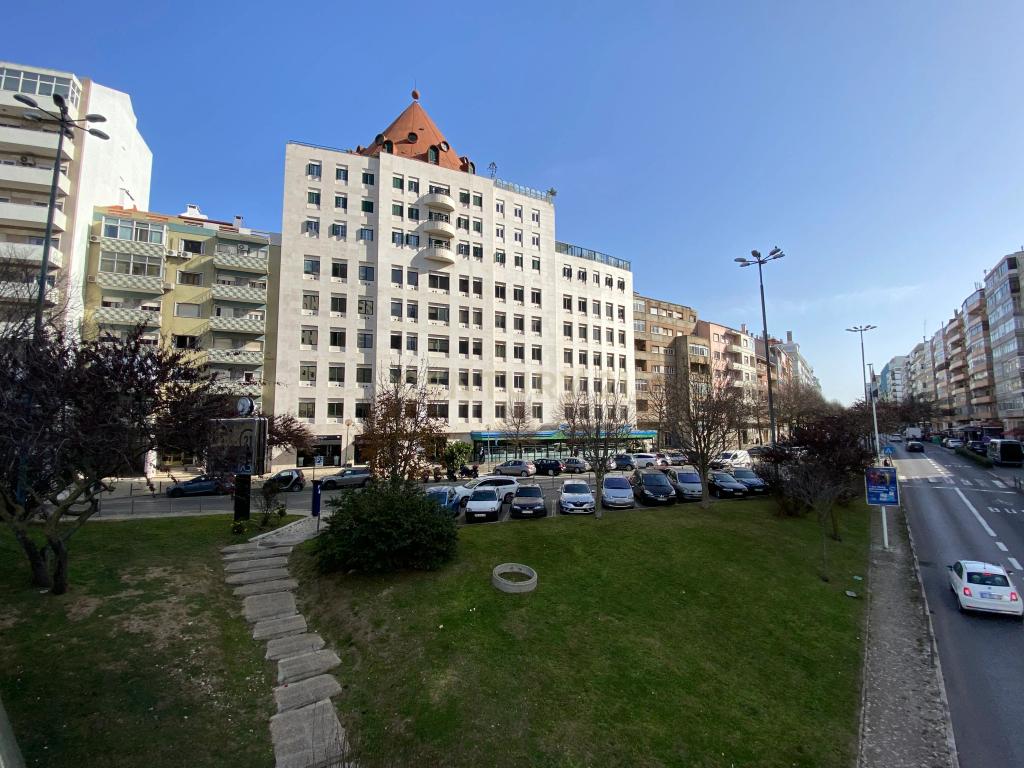 Escritório com 157 m2 na Av. Columbano Bordalo Pinheiro, Lisboa - Image 1