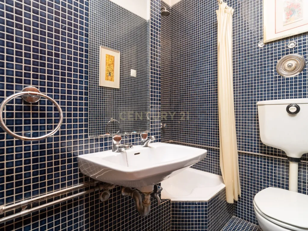 Apartamento T4 transformado em T3, com Arrecadação e Garagem – Rua Alves Redol, Porto - Image 27