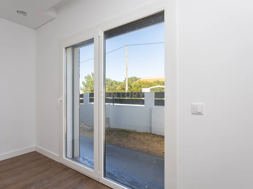 Moradia T3 Térrea Isolada com 3 suítes | Quinta do Anjo - Image 6