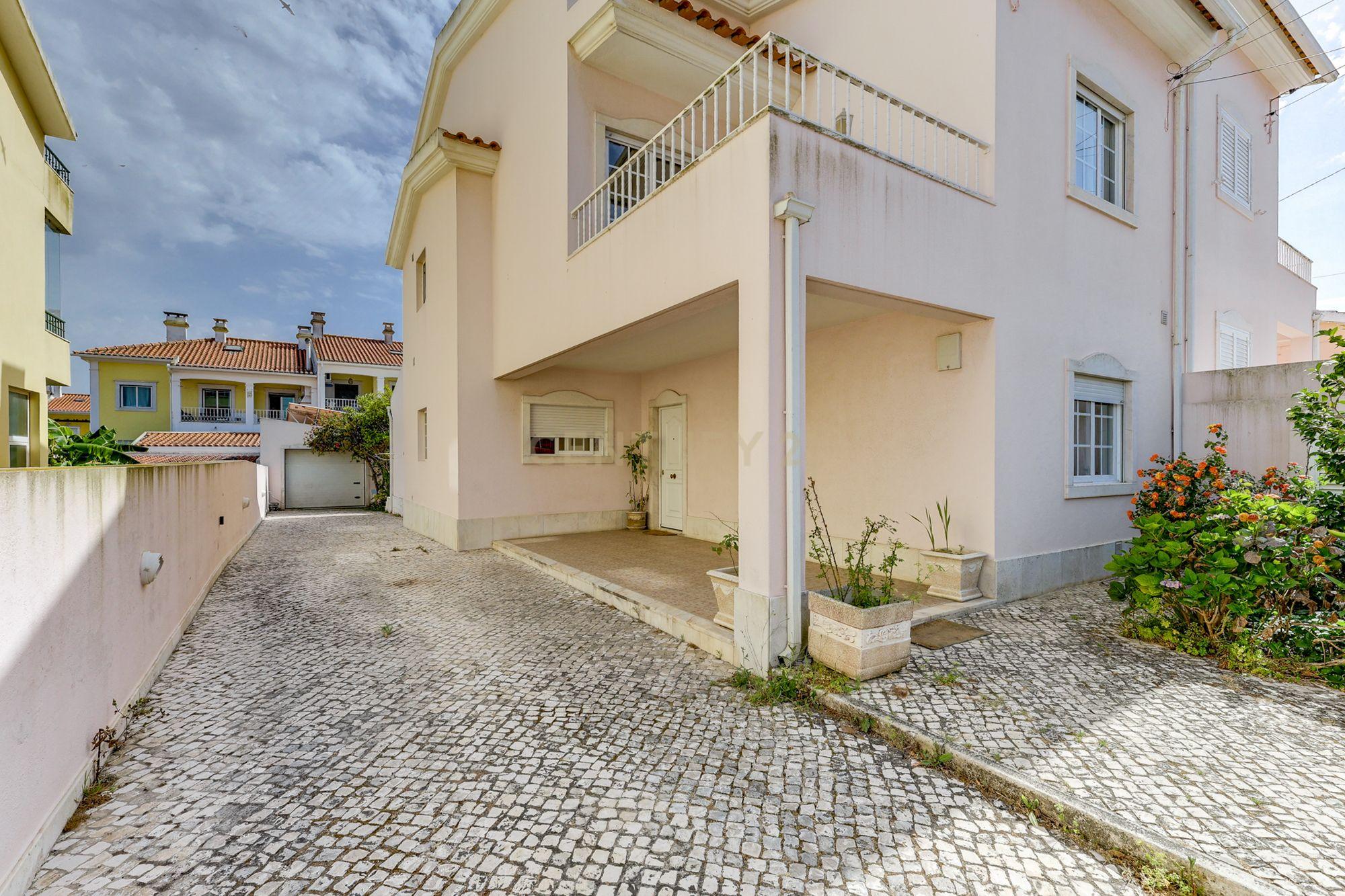 Moradia T4 com sótão e amplo espaço exterior em São Domingos de Rana - Image 30