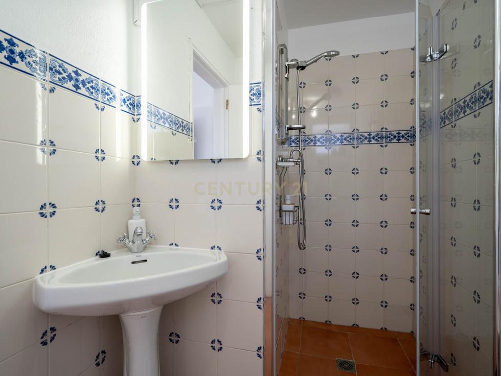 Moradia T7 tradicional em bom estado com varanda coberta, pátio, piscina, terraço coberta, vistas boas e jardim numa localização sossegada perto do centro de Arganil e o rio Alva - Image 25