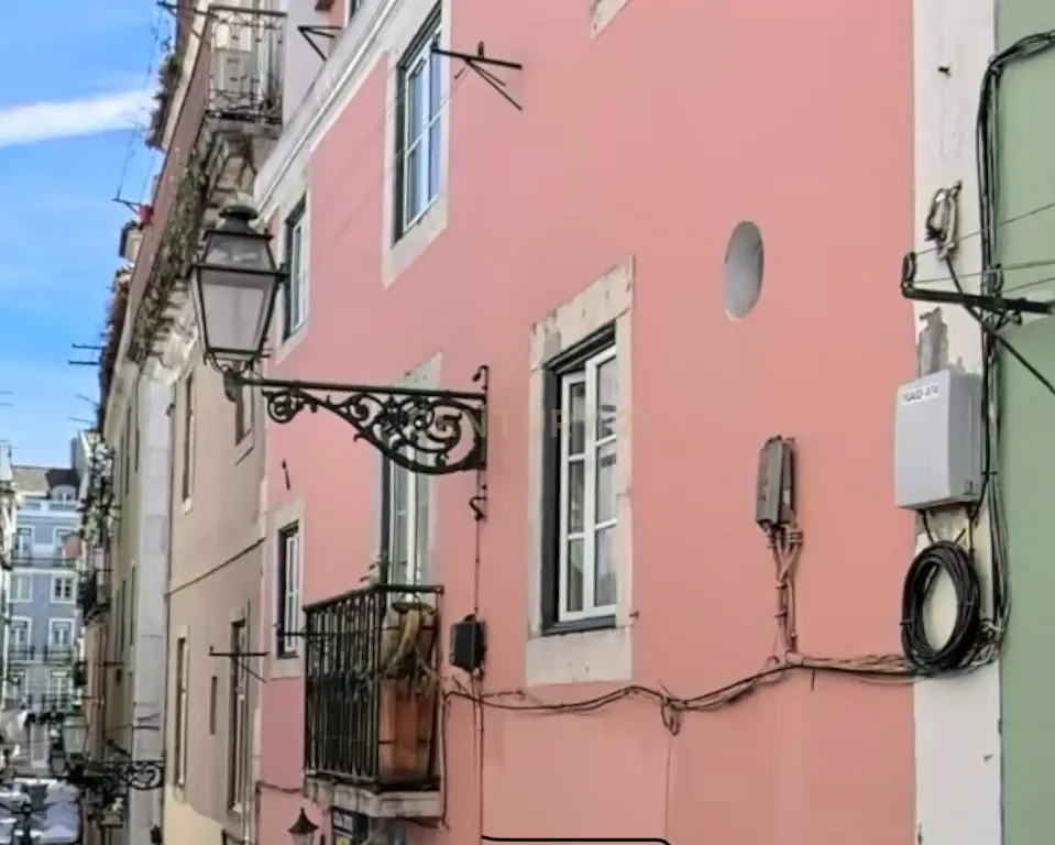 Predio totalmente Remodelado no coraçāo do Bairro Alto em Lisboa - Image 1