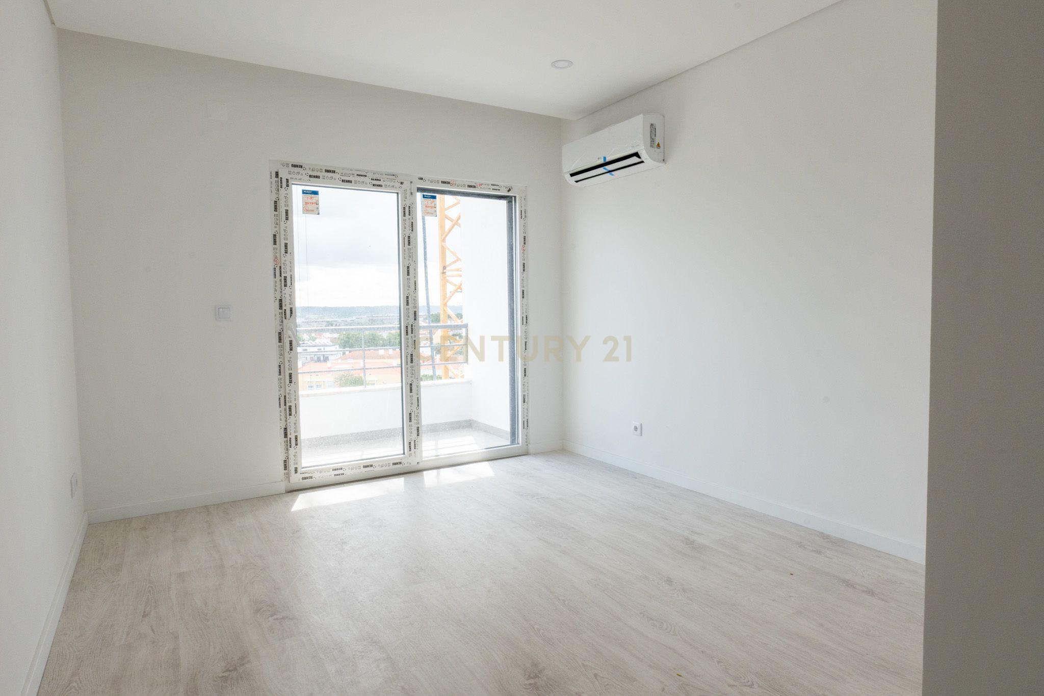 Fotografia 10 de CONDOMINIO QUINTA DA LADEIRA - T2 Duplex com Varandas, Parqueamento e Arrecadação