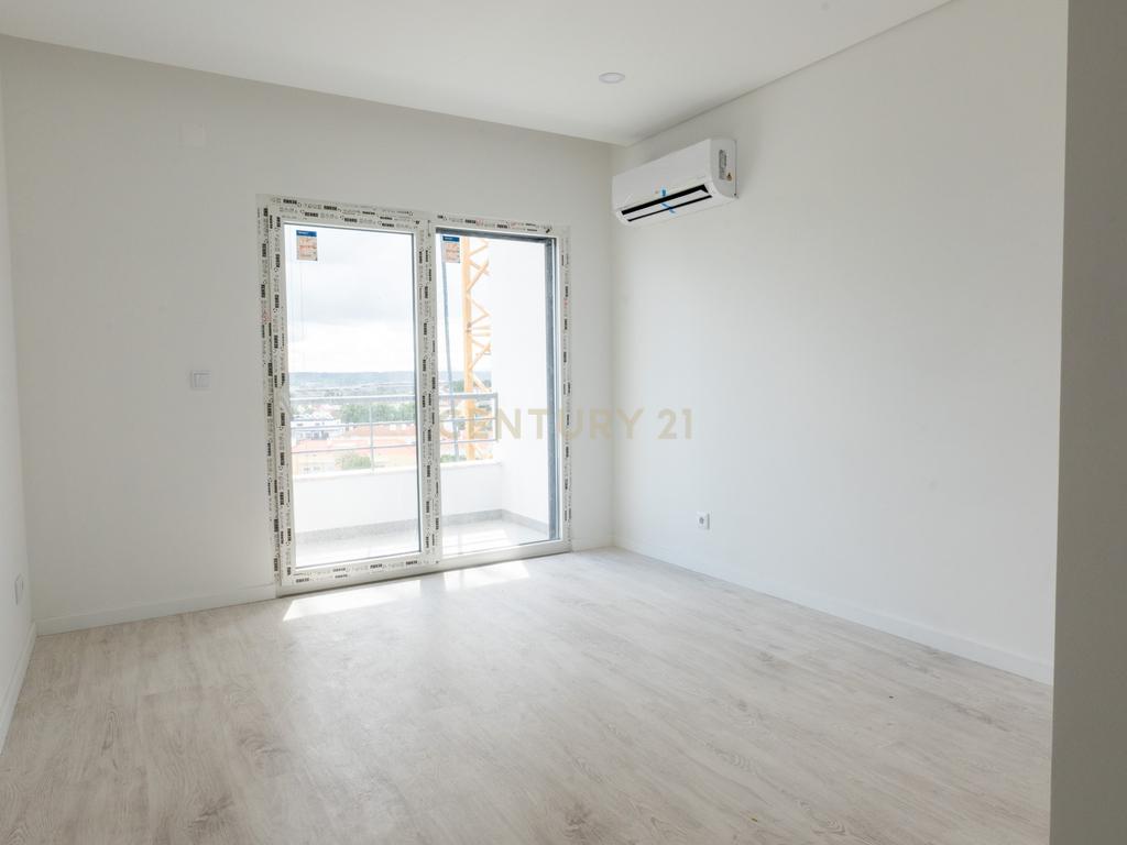 CONDOMINIO QUINTA DA LADEIRA - T2 Duplex com Varandas, Parqueamento e Arrecadação - Image 10