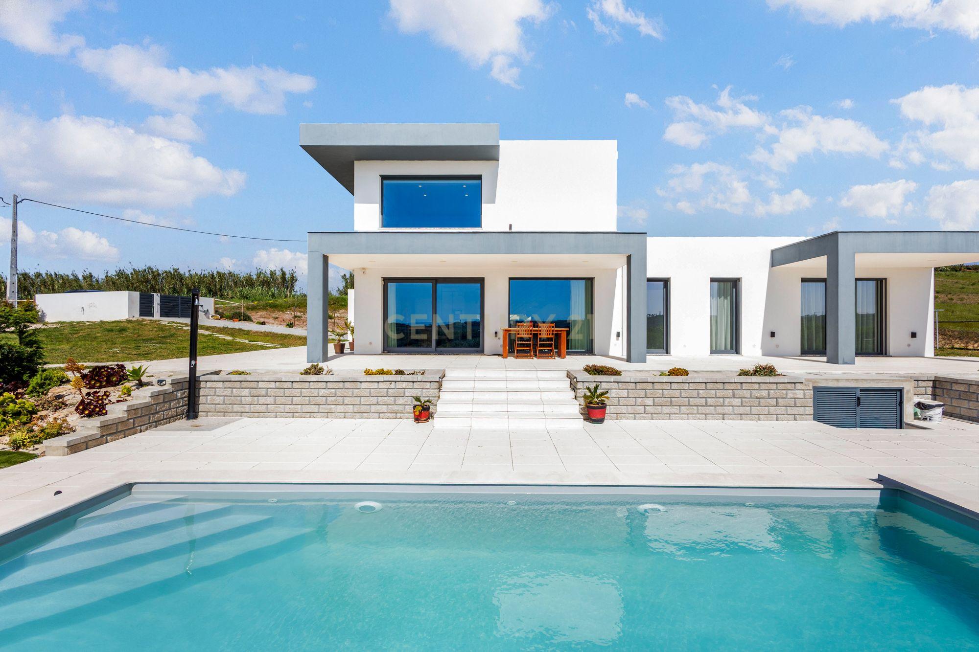 Entre o Campo e o Mar: Moradia T3 Contemporânea com Piscina e 11.000 m² | Ribamar – Lourinhã
