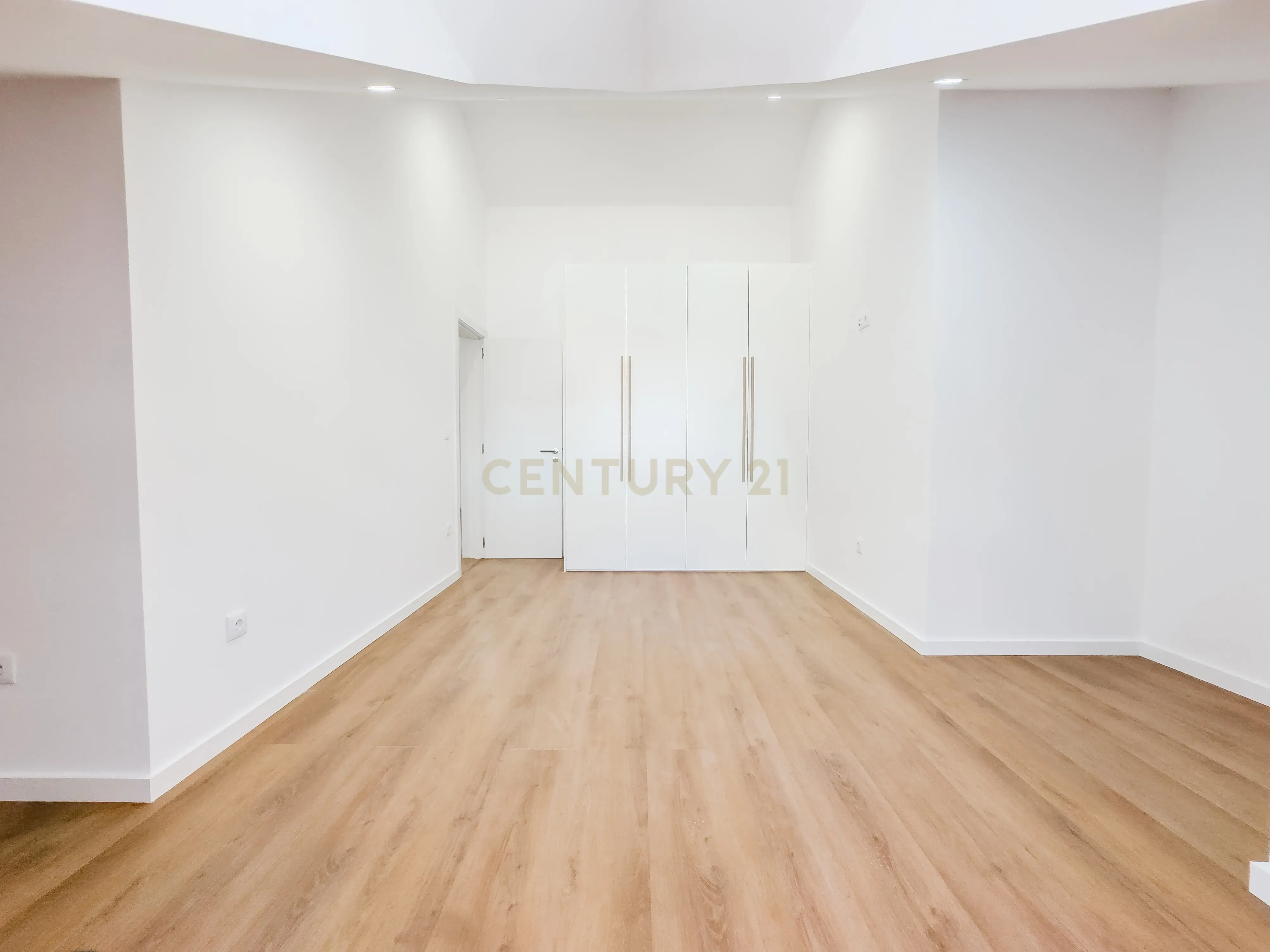 Fotografia 7 de Apartamento Duplex T5 Novo com Terraço na Cova da Piedade