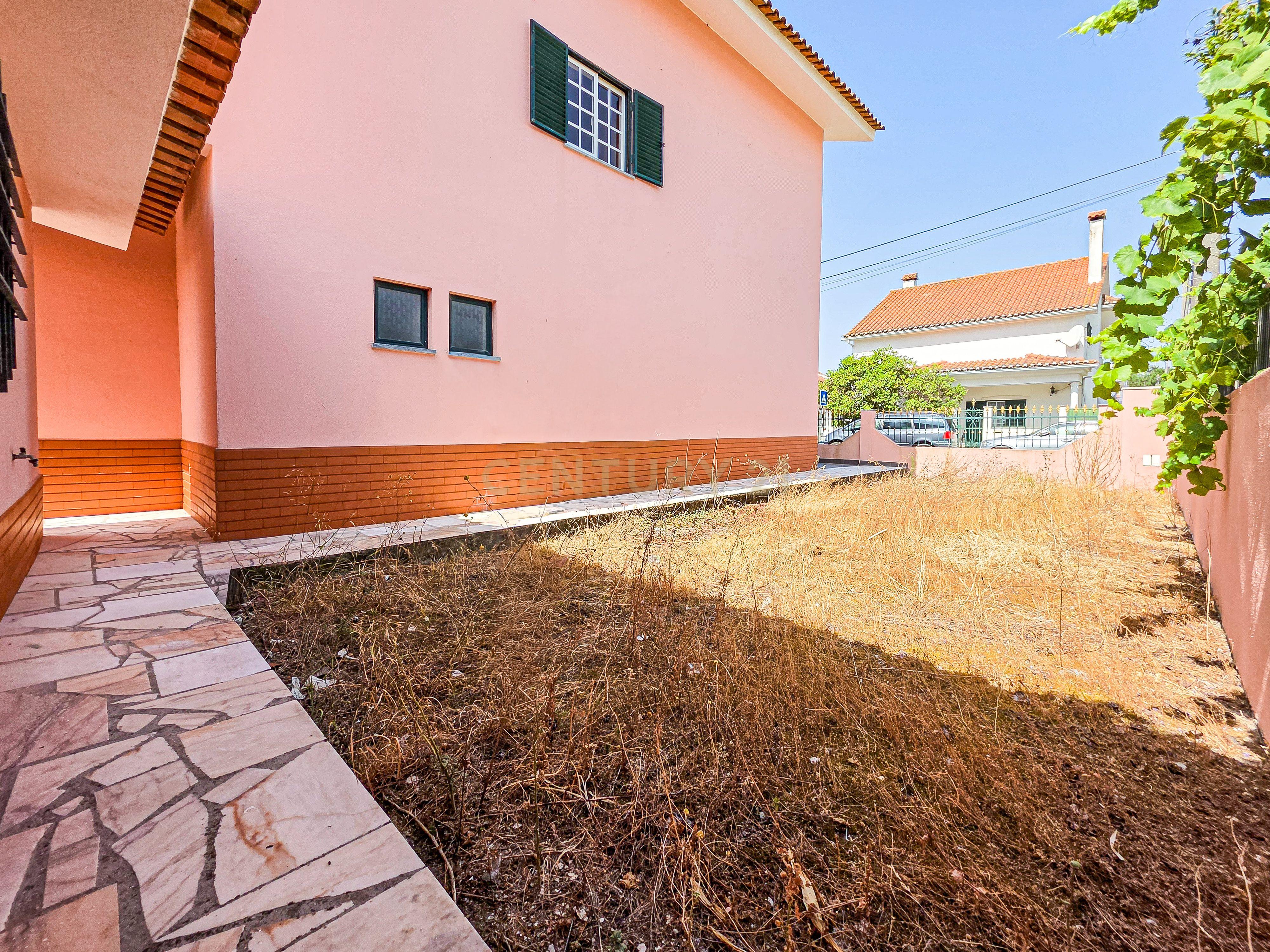 Fotografia 11 de Moradia T3 + Loja em Fernão Ferro, Seixal - Oportunidade Única!