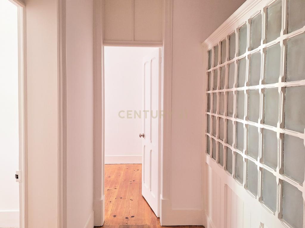  Apartamento T3+2 para Arrendamento em Campolide - Image 11