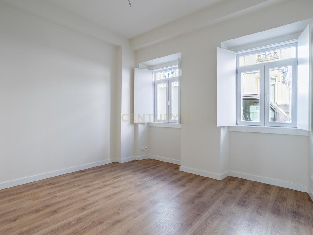 Apartamento T2 NOVO para Venda, em Campolide – Construção de Excelência com Traça Tradicional e Logradouro Privativo - Image 18