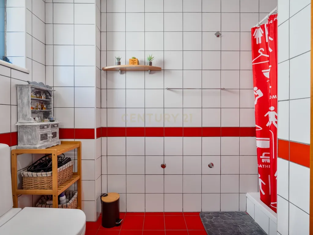 Excelente T3 em Lagoa | Localização Privilegiada perto de Tudo - Image 12