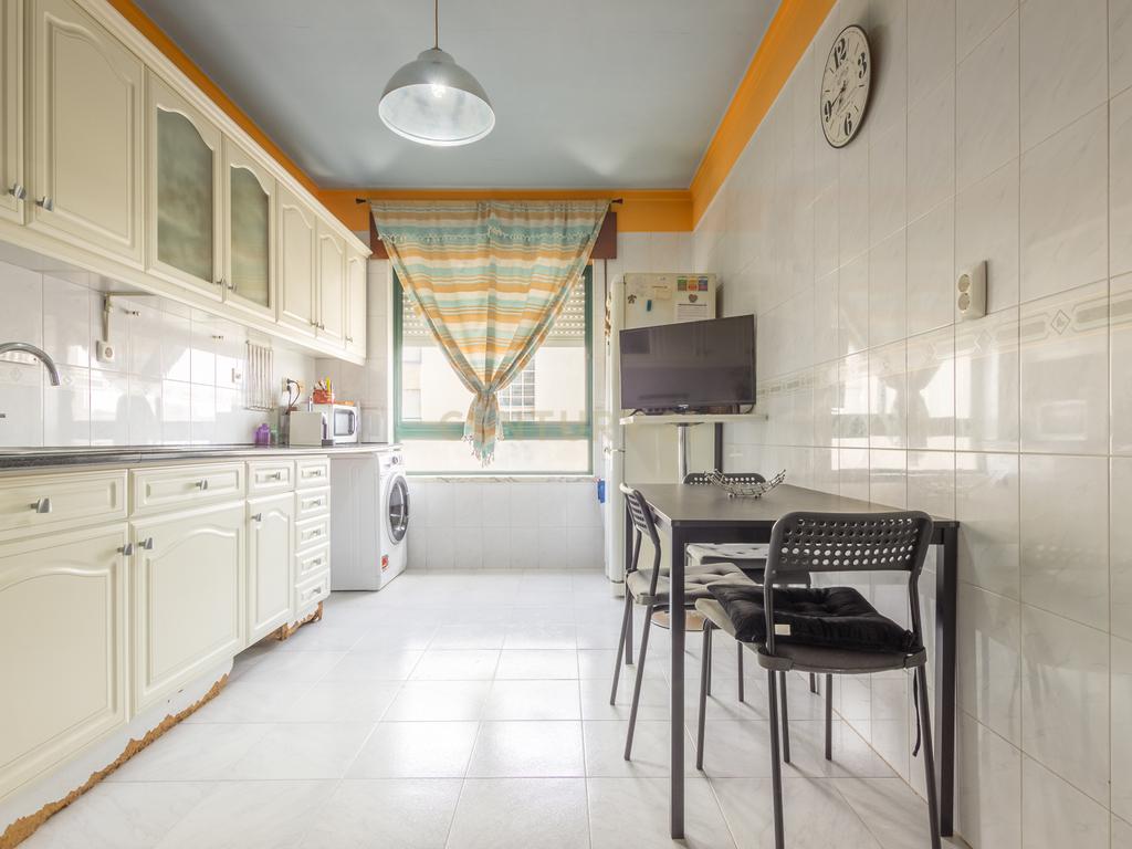 Apartamento T4 transformado em T3, na Baixa da Banheira com boa exposição solar - Image 6