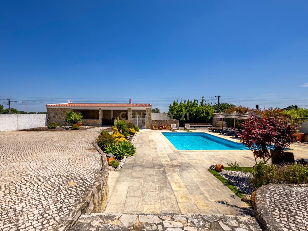 Moradia T5 Térrea com Piscina, Garagem e Lote de 2000 m² – Venda do Alcaide - Image 35