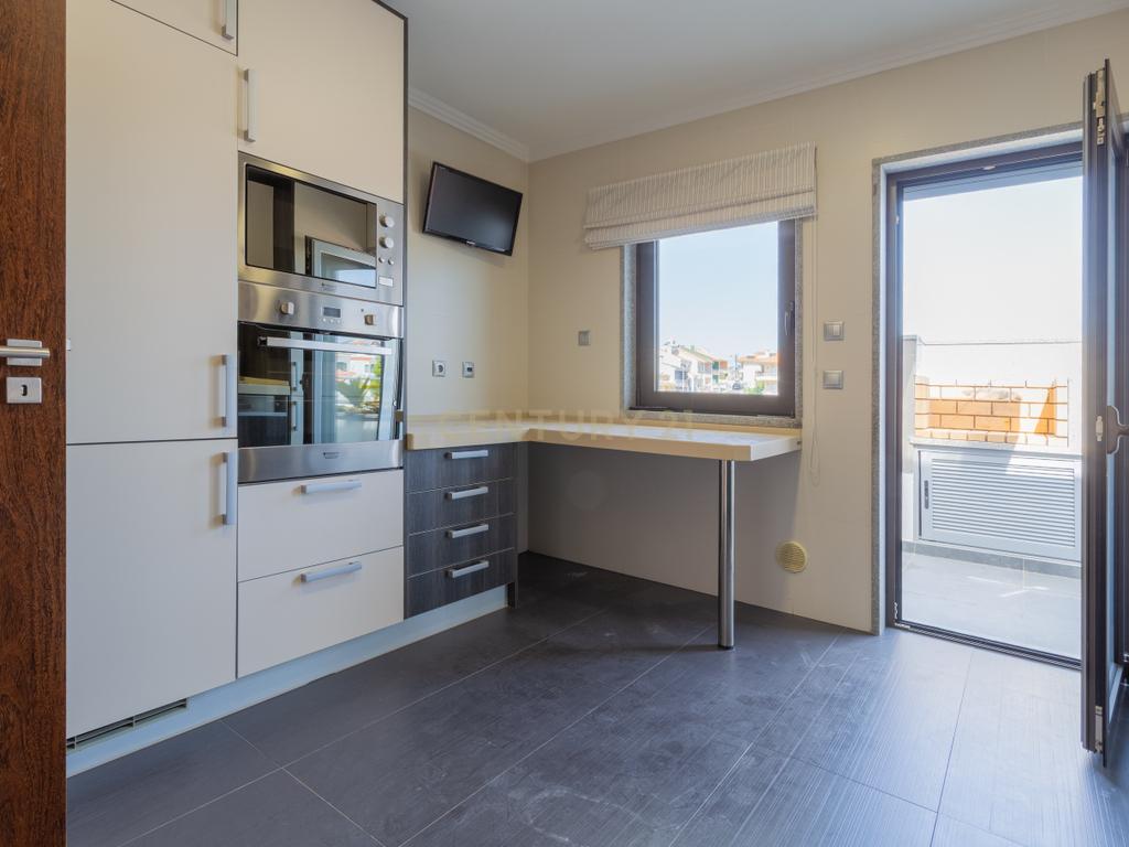 Luxuoso apartamento no Monte Estoril, Cascais com Vista Panorâmica e Acessos - Image 3