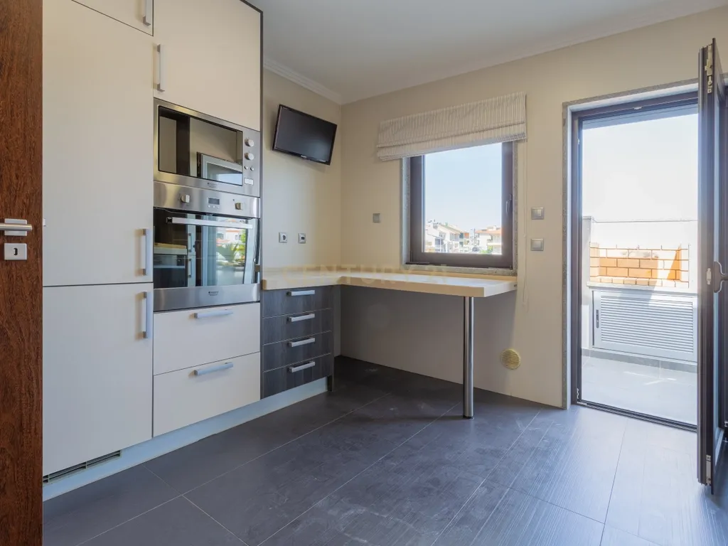 Luxuoso apartamento no Monte Estoril, Cascais com Vista Panorâmica e Acessos - Image 3