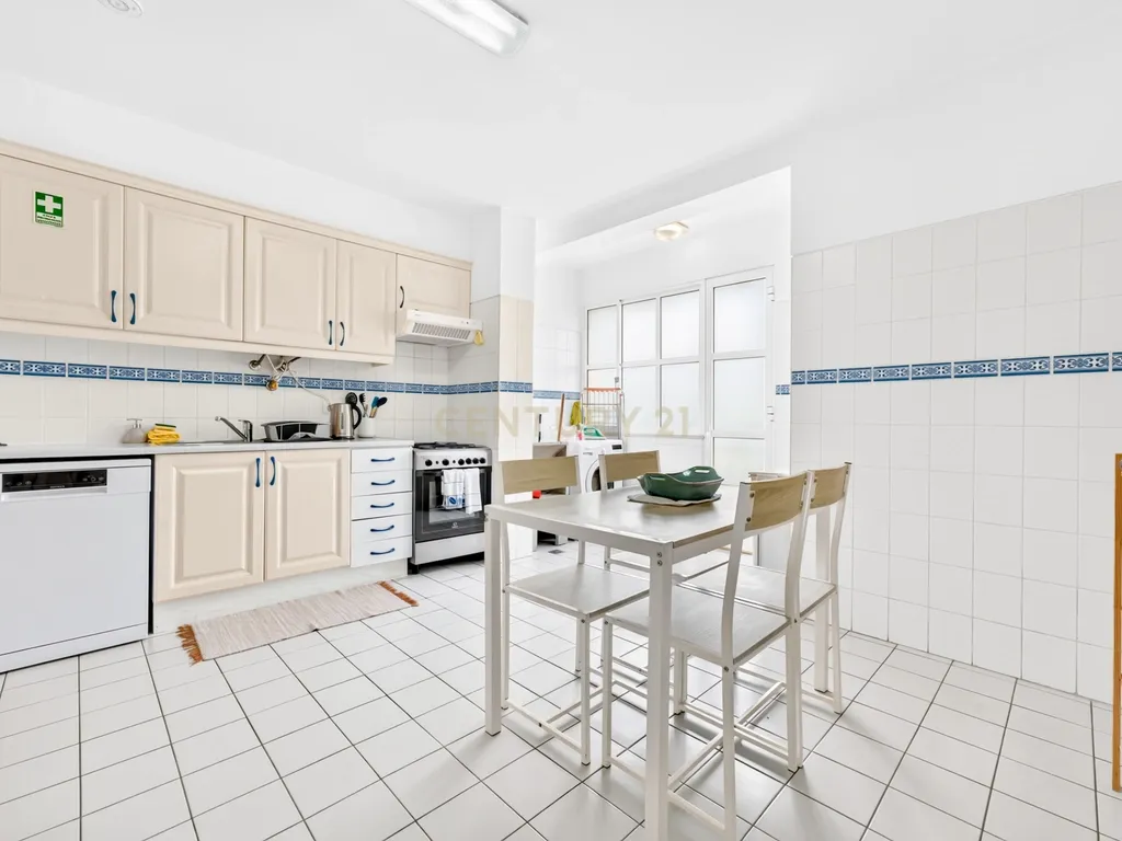 Apartamento T3 em Câmara de Lobos - Vista Mar Definitiva - Image 19