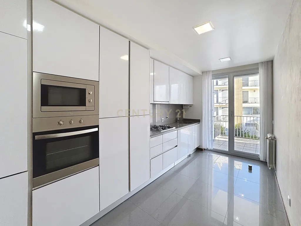 Penthouse T2 com Terraço e Piscina Privativa – Sítio da Nazaré - Image 28