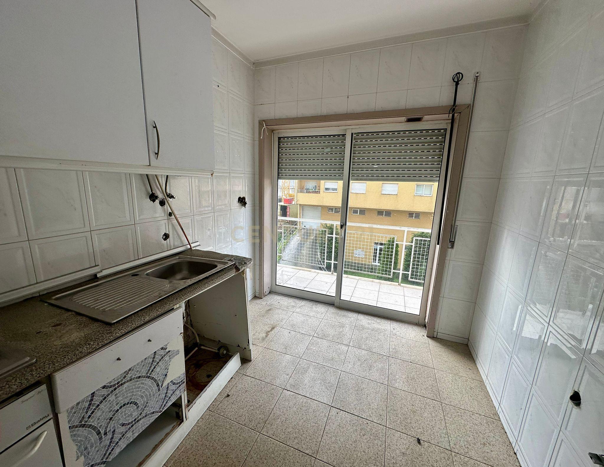 T2 com parqueamento, elevador e 2 frentes em Real, Braga - Image 24