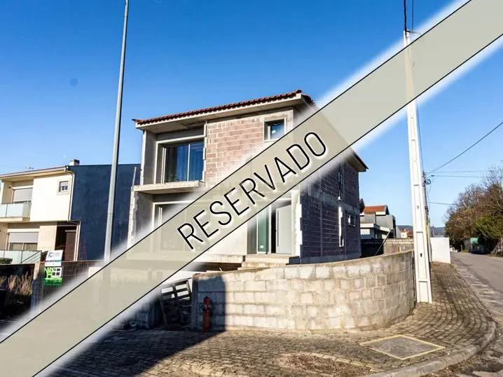 Moradia de gaveto em estado de obra avançada em Turiz, Vila Verde - Image 26