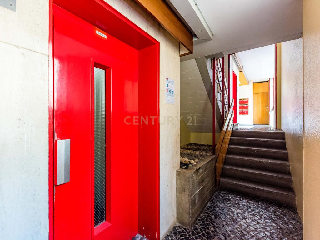 Apartamento T2 com elevador - Renovado - Image 27