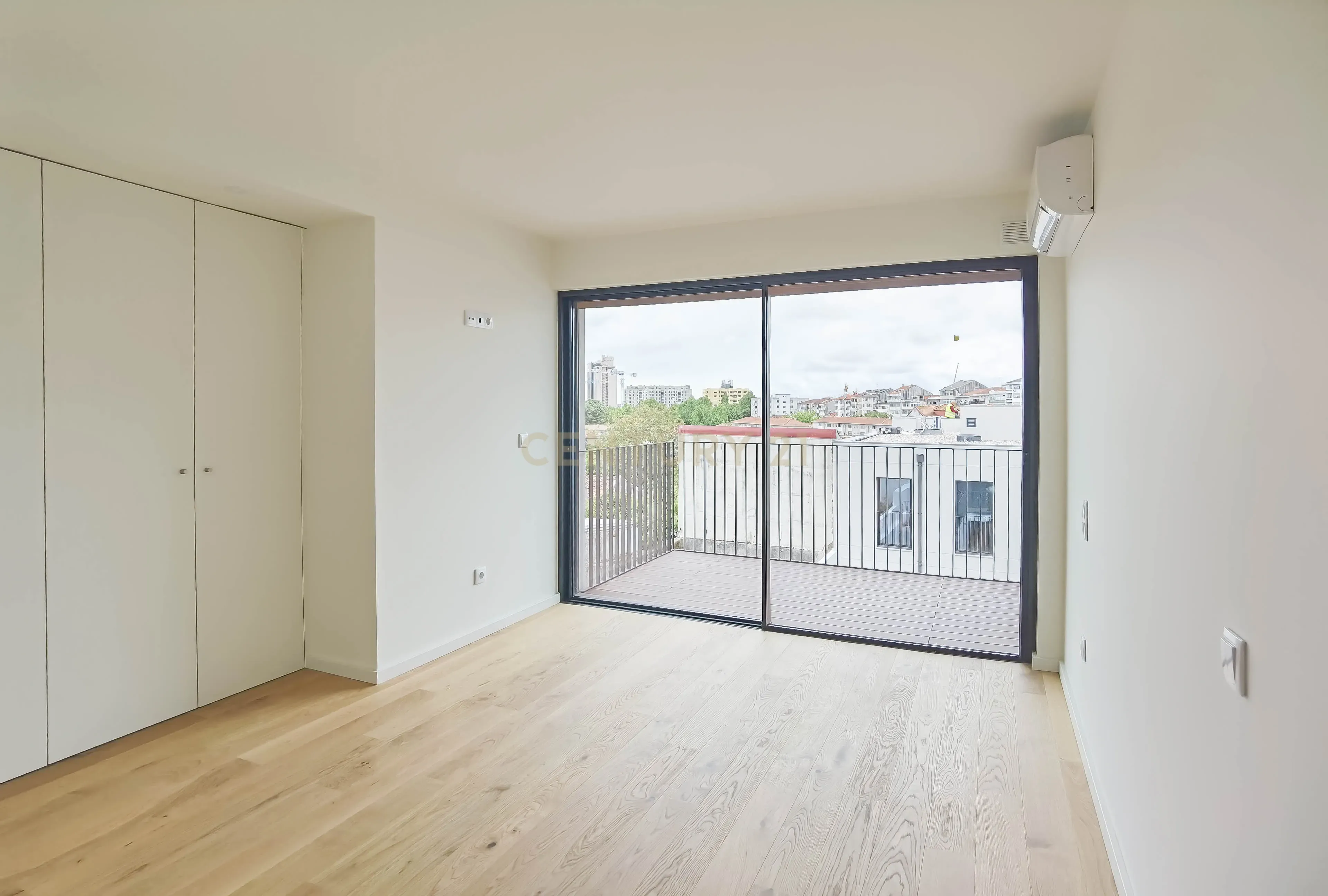 Apartamento T2+1 Duplex com Garagem, Arrumos e Amplas Varandas – Rua Aires Ornelas, Porto - Image 5