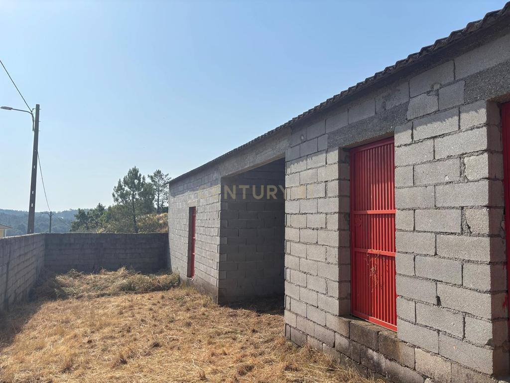 Arrecadação com área exterior em Pinheiro, Aguiar da beira - Image 1