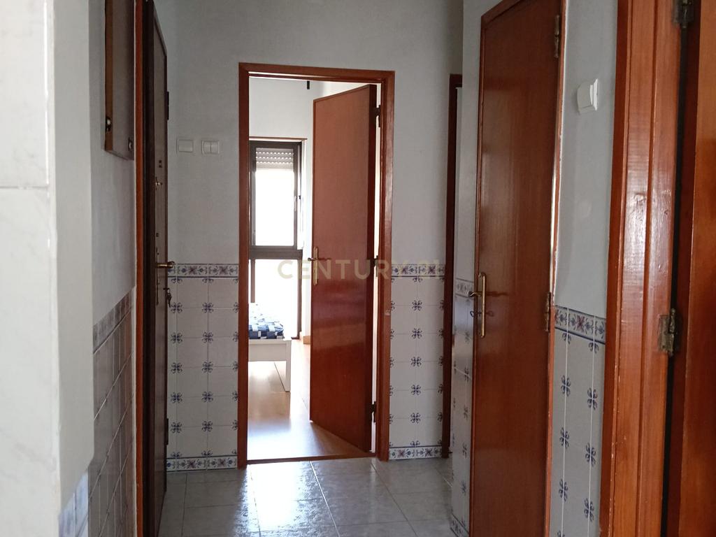 Apartamento na Rua Sebastião da Gama, Barreiro - Image 8