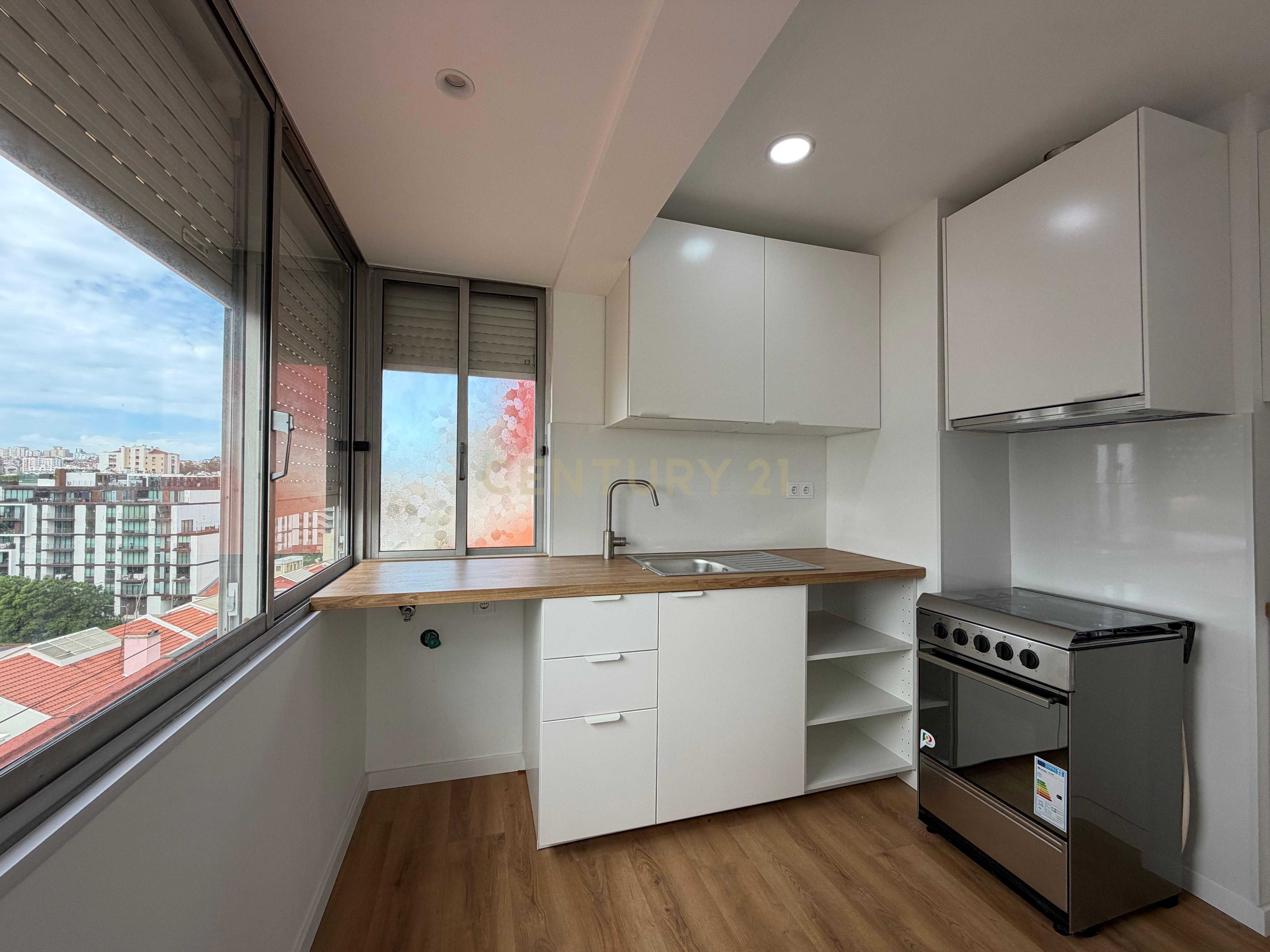 Fotografia 3 de Apartamento T0+1  em Benfica, Lisboa com Vista Panorâmica.