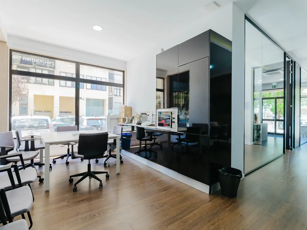 Loja com duas frentes em Sacavém, Loures - 120m² - Image 20