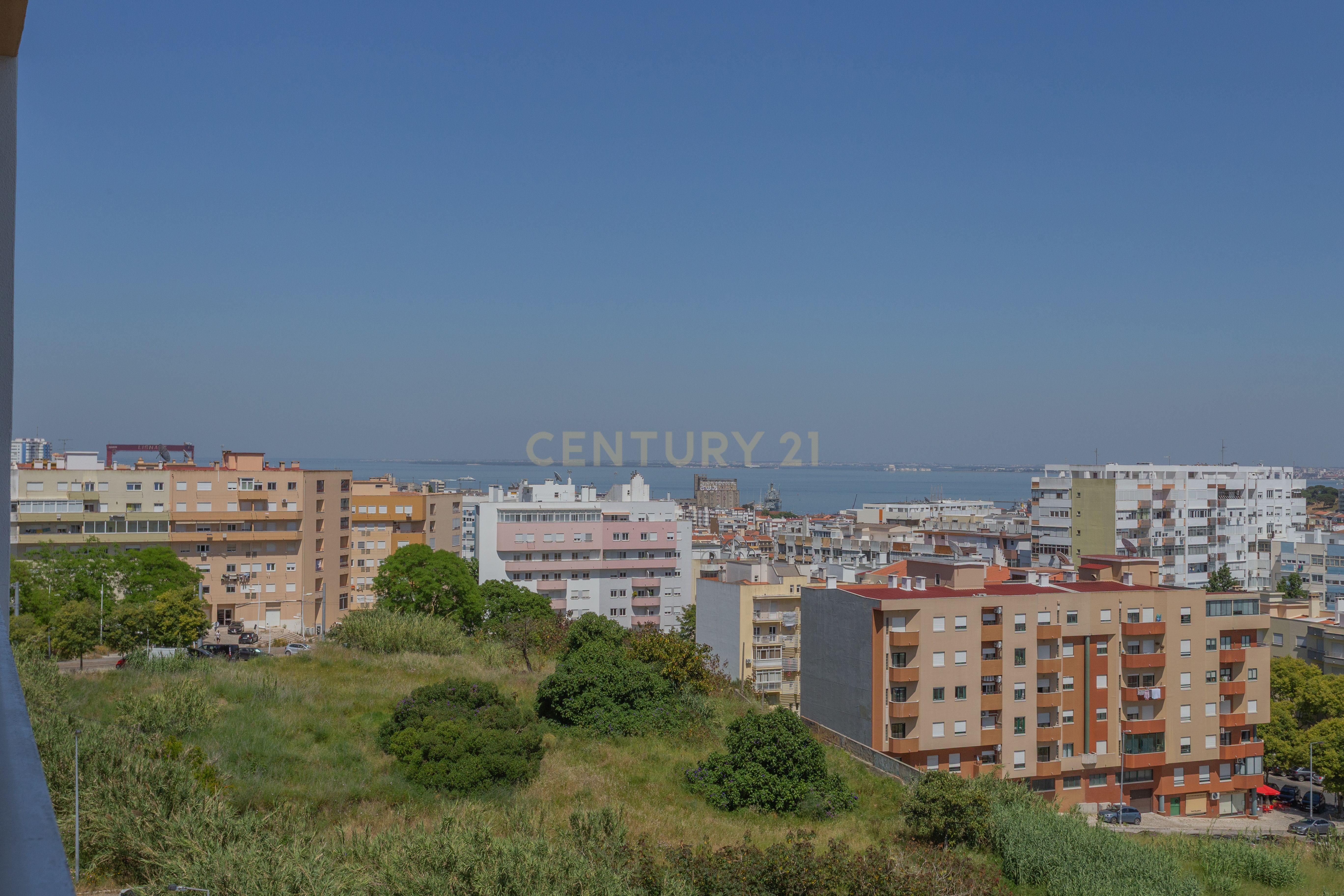 Magnifico T5 com 7 assoalhadas três frentes Almada Pragal vista magnifica prédio com dois elevadores, 50 metros da paragem do metro - Image 17