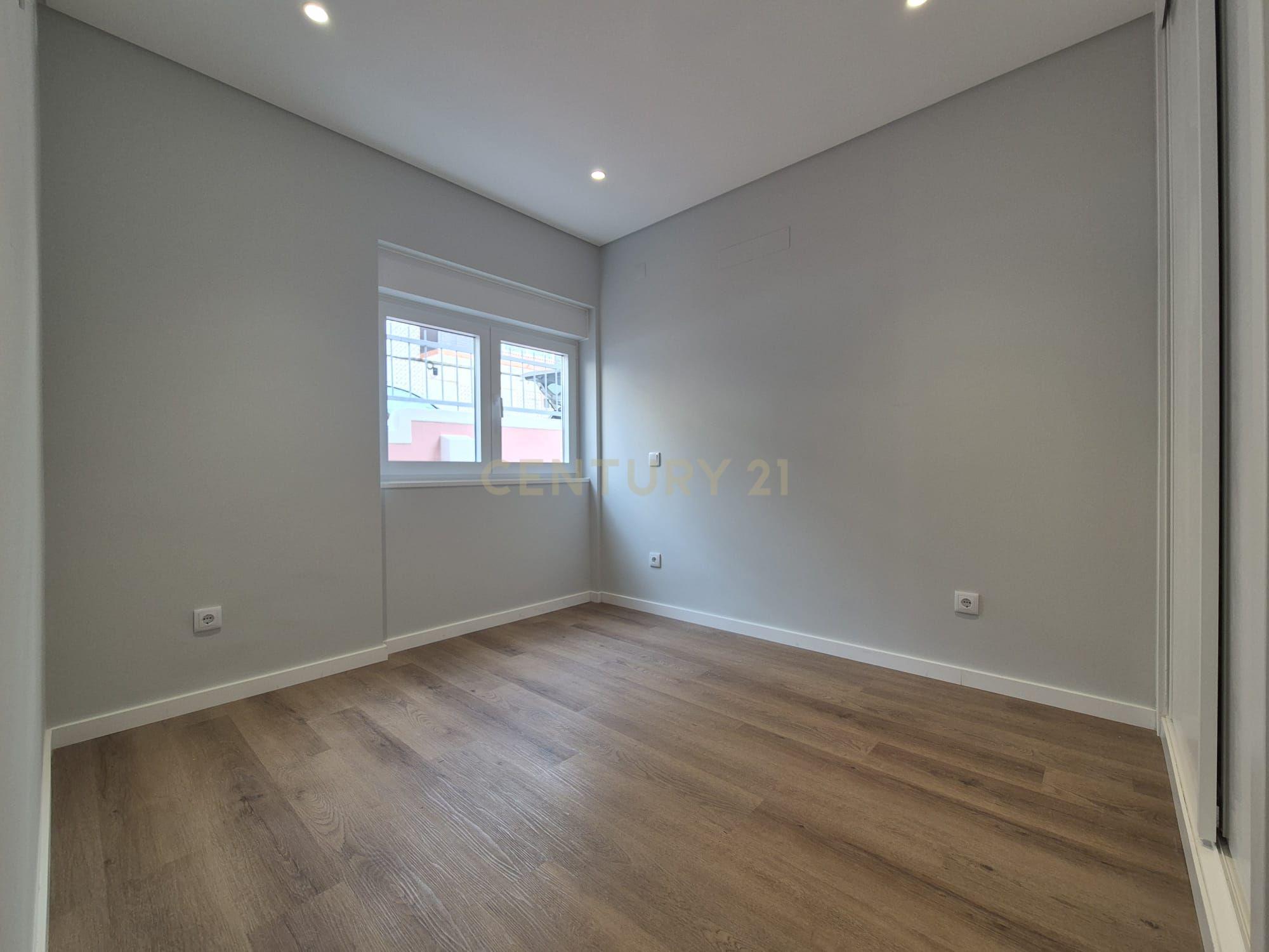 Fotografia 6 de Excelente T1 completamente remodelado com um terraço de 44,2m2 em prédio remodelado– Amadora – 5min a pé da Estação CP