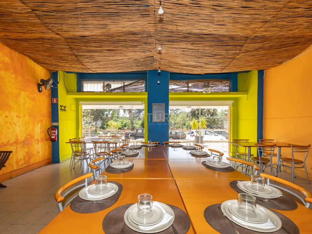 Restaurante "República dos Frangos" – Oportunidade Única em São João, Junto à Praia - Image 25