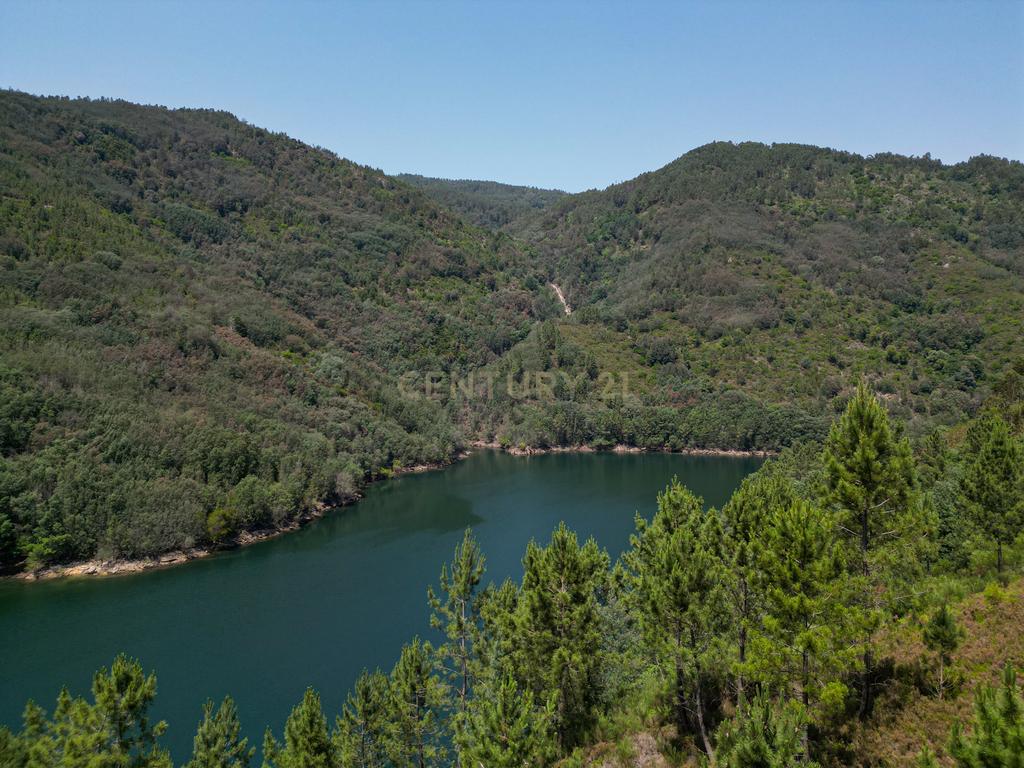 Duas Propriedades Únicas no Gerês com Acesso Direto ao Rio e Ancoradouro Privado - Image 24