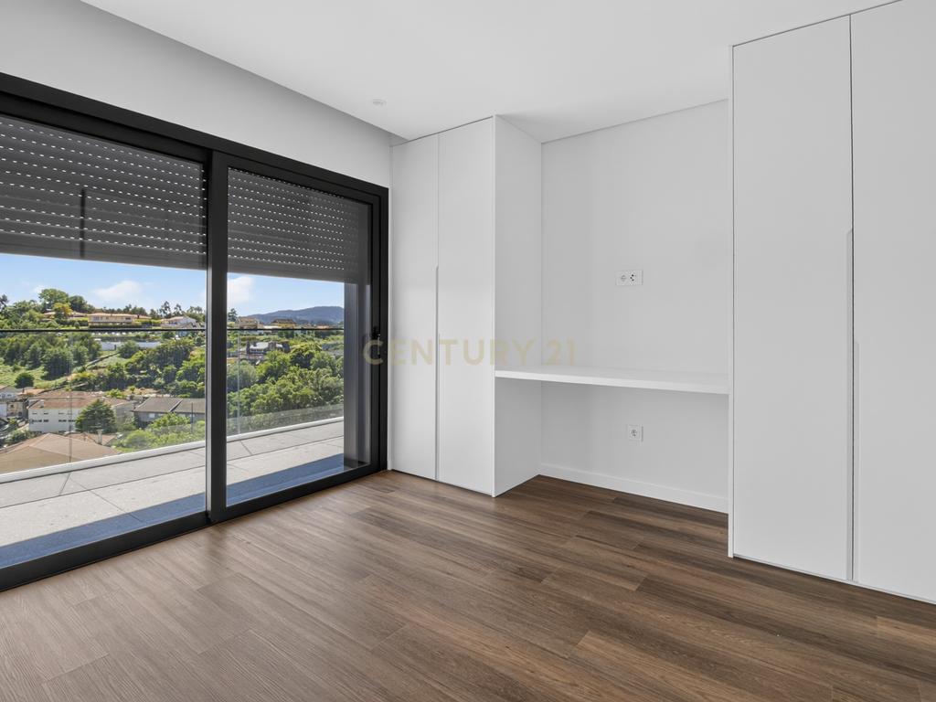 T3 Novo em Ferreiros, Braga | Suíte e 2 Quartos com Closet e Varanda Panorâmica - Image 14