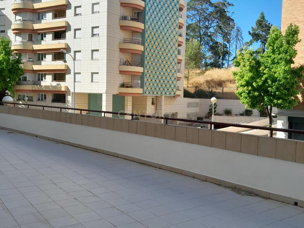 Fantástico T2 com Terraço e estacionamento, frente ao Parque das Conchas - Image 13