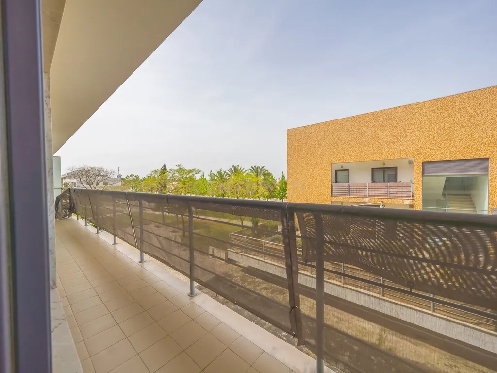 Apartamento T3 com Duas Varandas, Garagem Box e Lugar de estacionamento na Vila Serena, Pinhal Novo - Image 38