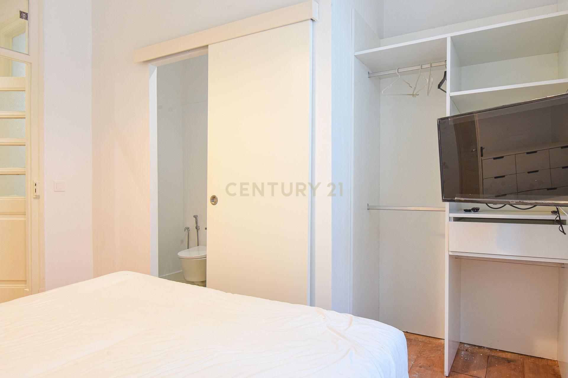 Apartamento T3 renovado com Licença AL - Lisboa - Image 32