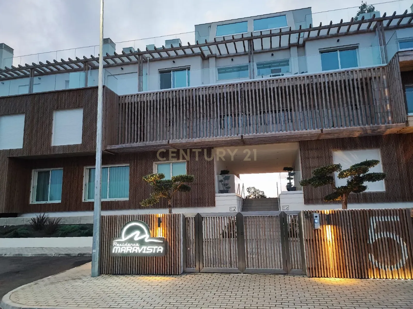 Duplex inserido no condomínio de luxo em Nazaré - Image 3