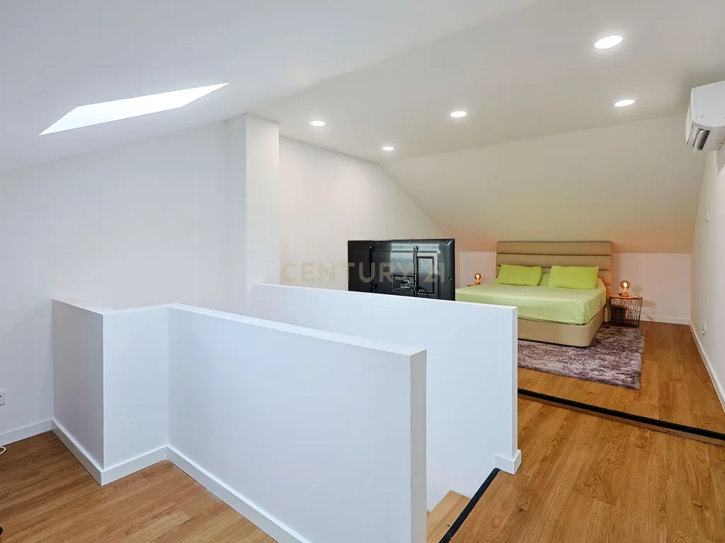 Apartamento T3 Duplex Remodelado no Centro de Corroios - Image 19