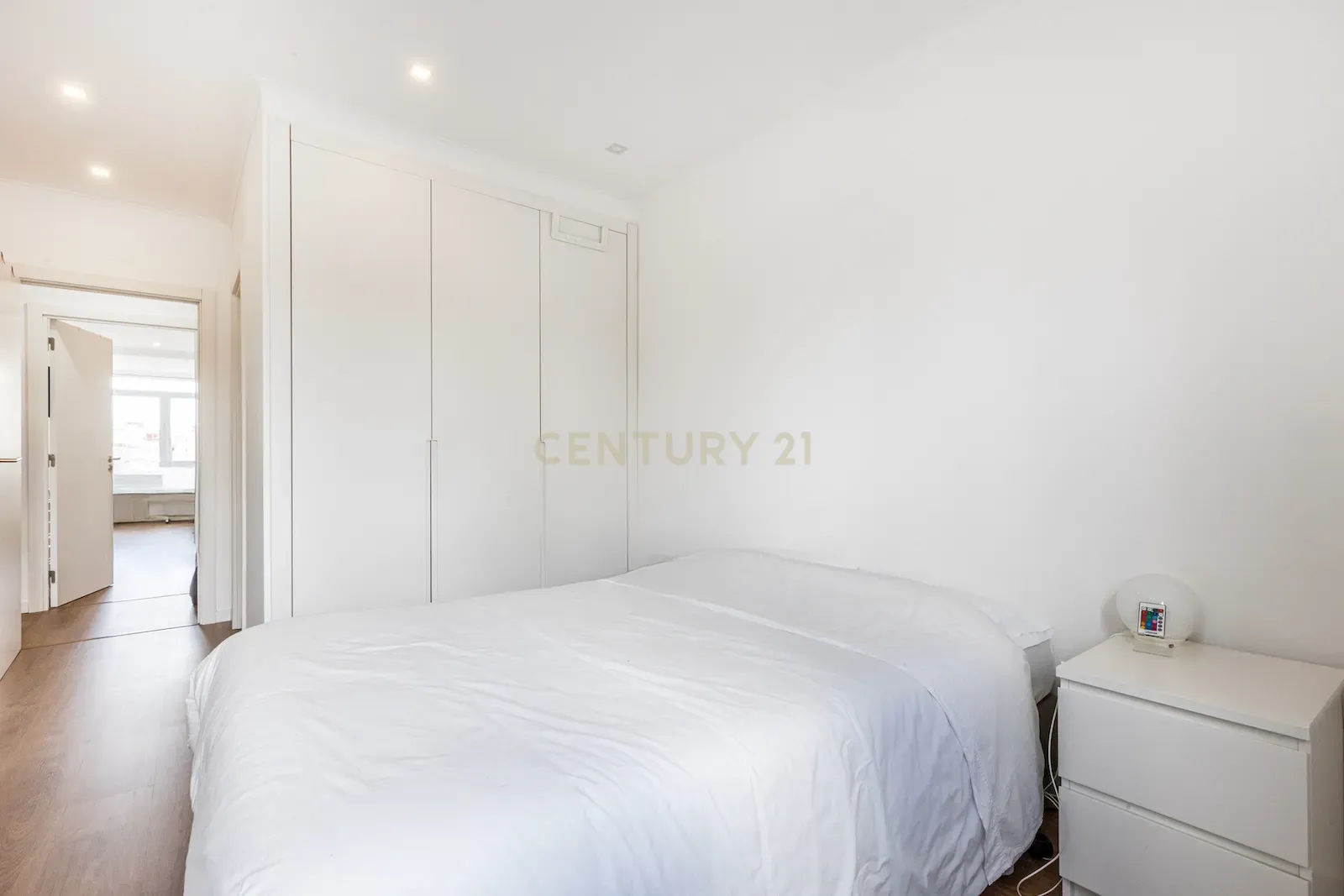 Apartamento T3 Totalmente Renovado com Excelente Localização em Lisboa - Image 14