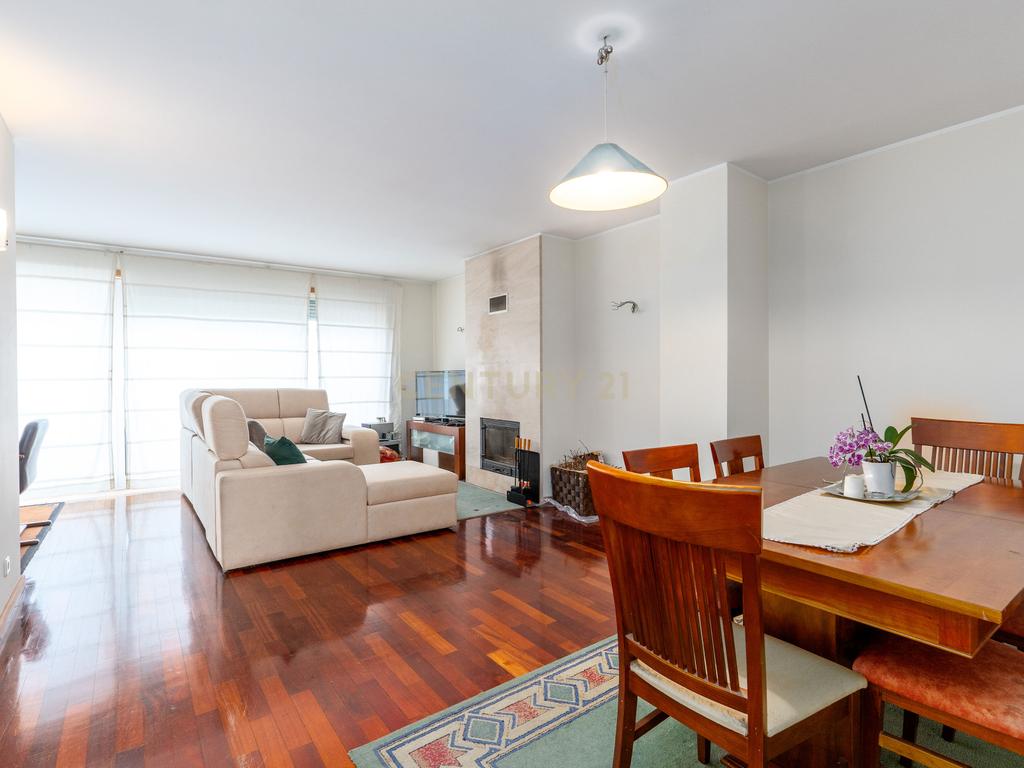 Apartamento "Cobertura" com terraço nas 3 frentes T4 (Atualmente T3 + Escritório) no Condomínio "Tílias do Atlântico" - Image 1