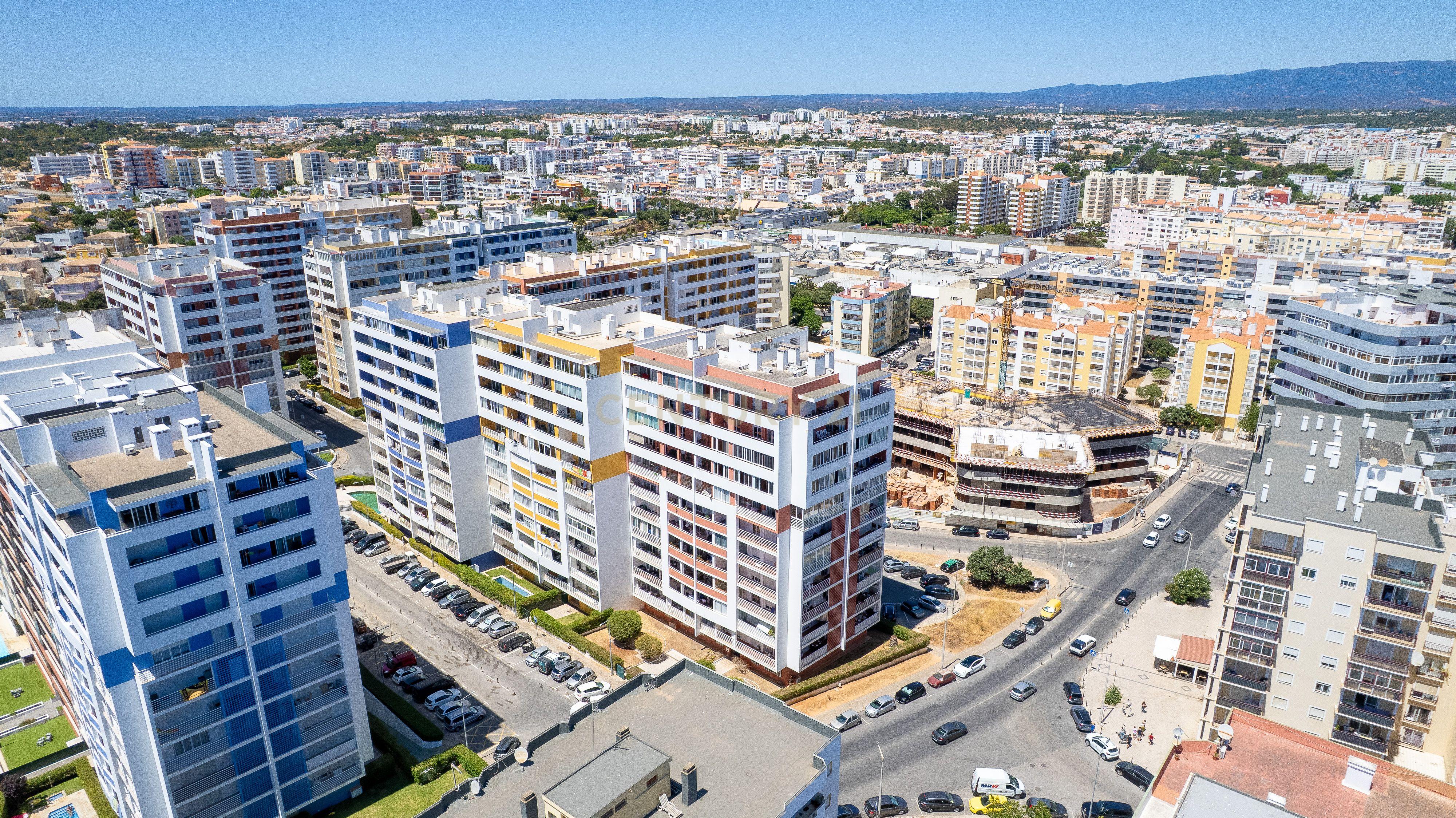 Fotografia 2 de Apartamento T3 no Centro de Portimão | Varanda, Vistas Desafogadas e Estacionamento Privativo