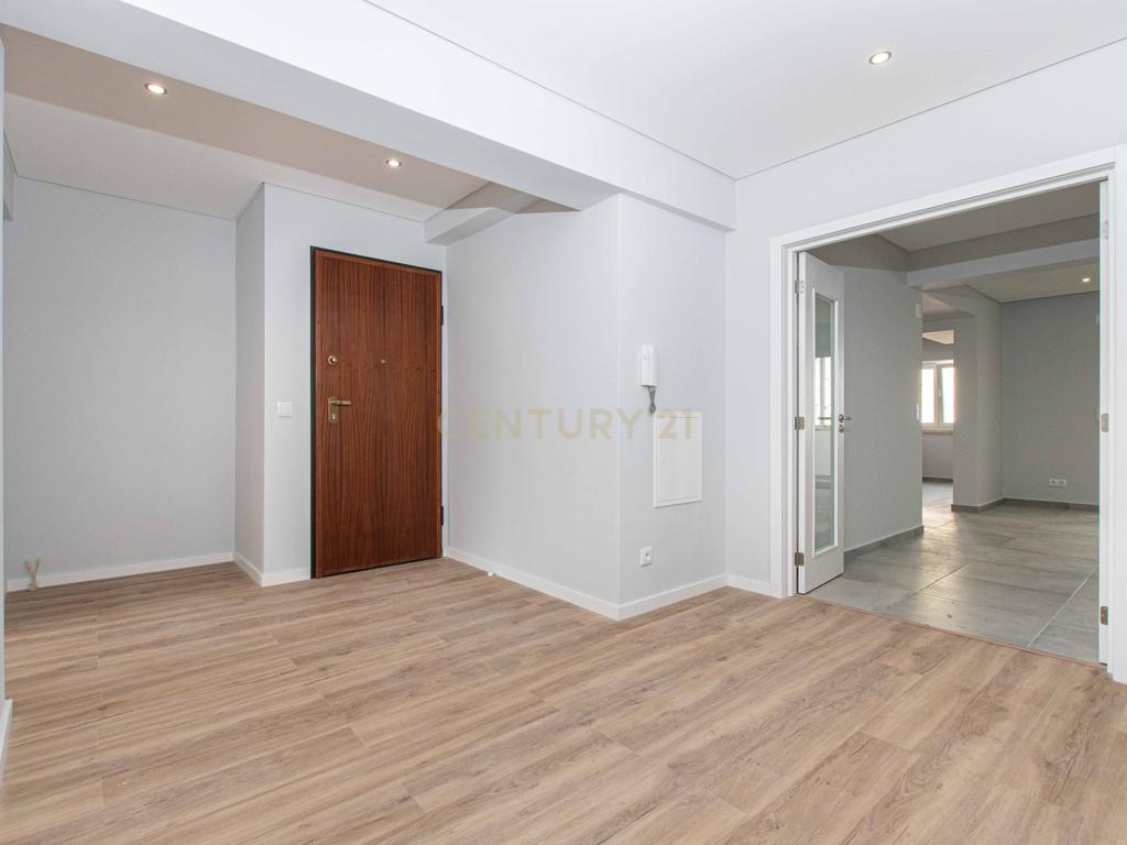 T3 Totalmente Remodelado com Vista Rio | Cacilhas, Almada - Image 19